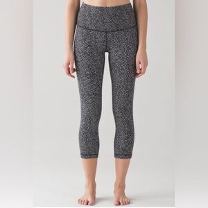 Lululemon Wunder Under Crop (Hi-Rise) (21") Ripple Jacquard Black White 2 EUC